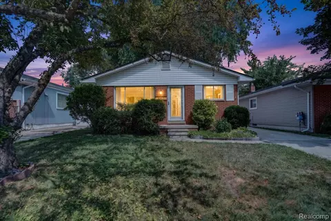 8462 Hugh St, Westland, MI 48185