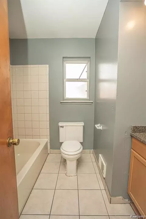 Bath - 25568 Thomas Dr, Warren, MI 48091 photo 2 of 3