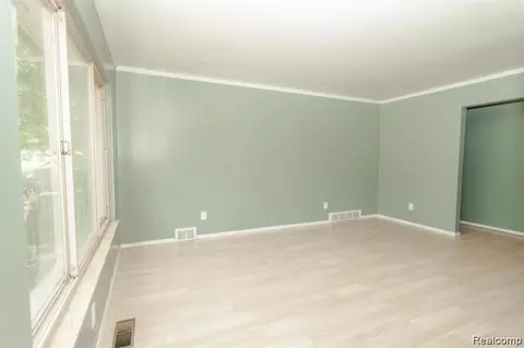 Living - 25568 Thomas Dr, Warren, MI 48091 photo 5 of 6