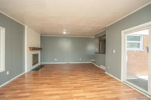 Living - 25568 Thomas Dr, Warren, MI 48091 photo 3 of 6