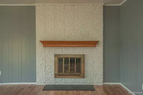 Living - 25568 Thomas Dr, Warren, MI 48091 photo 4 of 6