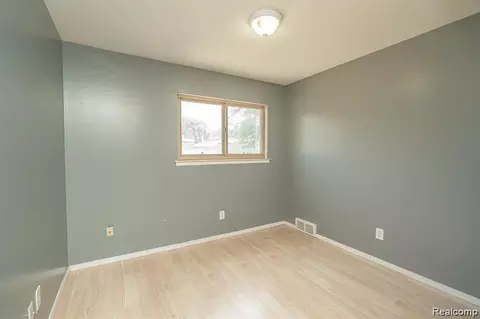 Bedroom - 25568 Thomas Dr, Warren, MI 48091 photo 2 of 3