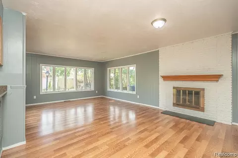 Living - 25568 Thomas Dr, Warren, MI 48091 photo 2 of 6