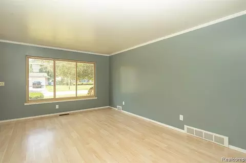 Living - 25568 Thomas Dr, Warren, MI 48091 photo 6 of 6