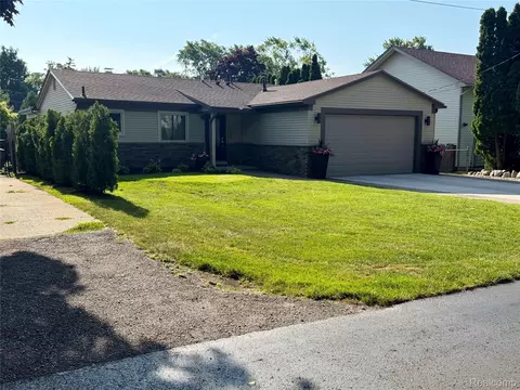 1879 Rustic Ln, Keego Harbor, MI 48320