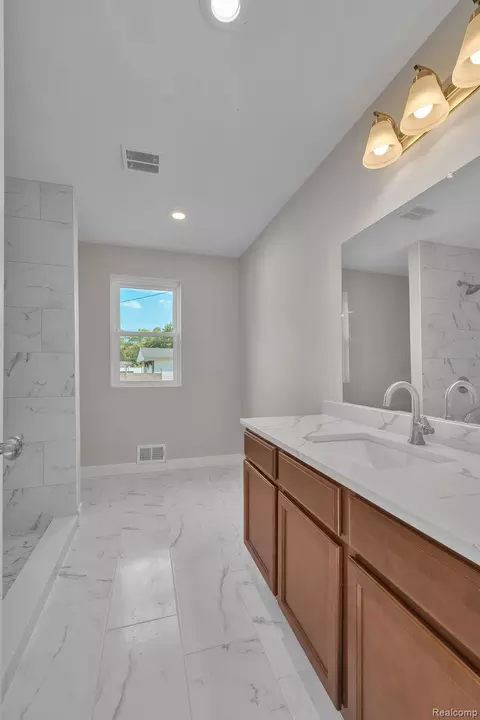 Bath - 6653 Niagara St, Romulus, MI 48174 photo 5 of 7