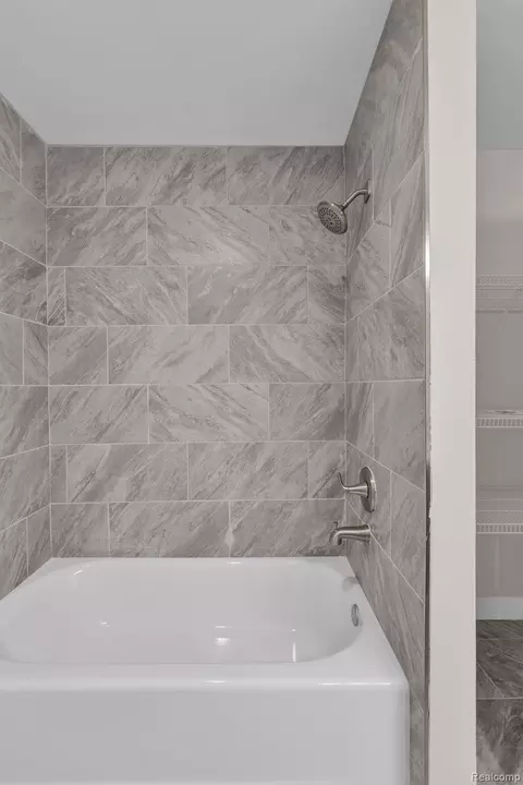 Bath - 6653 Niagara St, Romulus, MI 48174 photo 3 of 7