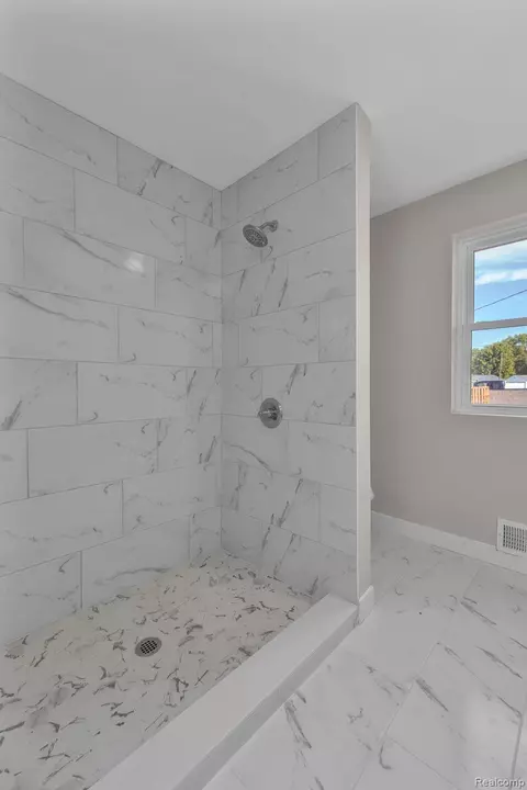 Bath - 6653 Niagara St, Romulus, MI 48174 photo 6 of 7