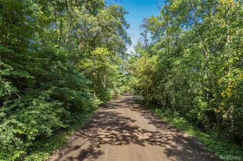 000 Holdridge Rd, Groveland, MI 48462