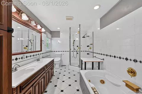 Bath - 1141 Springborrow Dr, Flint, MI 48532 photo 2 of 5
