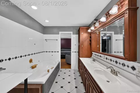 Bath - 1141 Springborrow Dr, Flint, MI 48532 photo 3 of 5