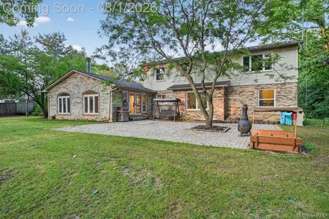 Exterior - 1141 Springborrow Dr, Flint, MI 48532 photo 2 of 5