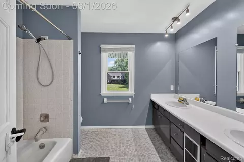Bath - 1141 Springborrow Dr, Flint, MI 48532 photo 4 of 5
