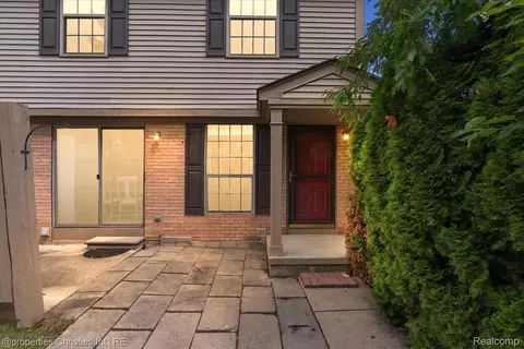 3173 Hidden Ridge Dr, Waterford, MI 48328