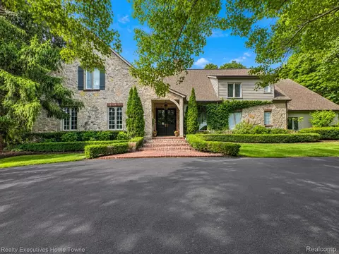 1395 Country Club Rd, Bloomfield Hills, MI 48304