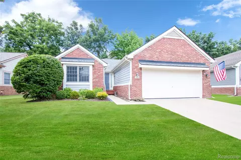 41630 Kenilworth Ln, Novi, MI 48377