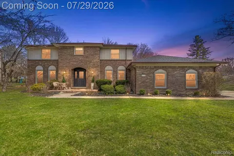 1732 Kilburn Rd N, Rochester Hills, MI 48306
