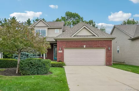 1225 Cambridge Cir, Waterford, MI 48327