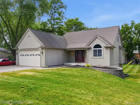 4125 Rural St, Waterford, MI 48329