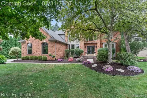 1816 Sudbury Ct, Rochester Hills, MI 48306