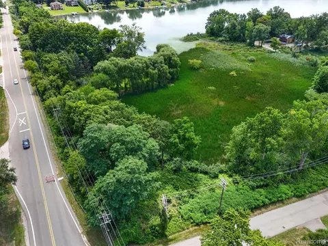 3039 Mccormick Dr, Waterford, MI 48328