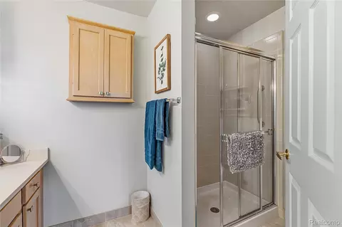 Bath - 45623 Gable Dr, Macomb, MI 48044 photo 4 of 6