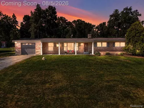 8144 Kenwick Dr, White Lake, MI 48386