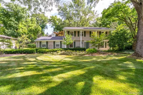 712 E Valley Chase Rd, Bloomfield Hills, MI 48304