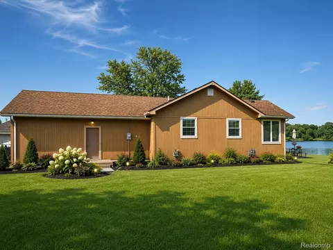 1290 Castlewood Dr, White Lake, MI 48386