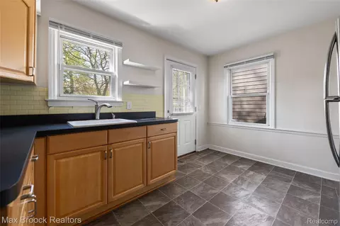 Kitchen - 450 E Maplehurst St, Ferndale, MI 48220 photo 2 of 2