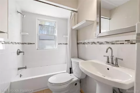 Bath - 450 E Maplehurst St, Ferndale, MI 48220 photo 1 of 1