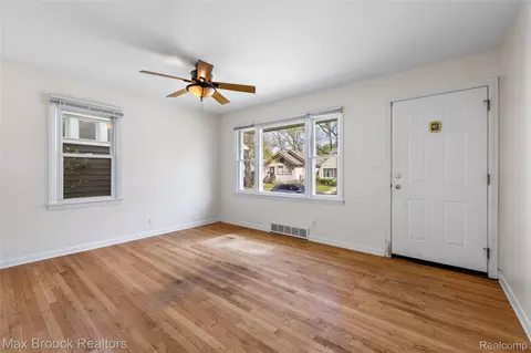 Living - 450 E Maplehurst St, Ferndale, MI 48220 photo 1 of 2