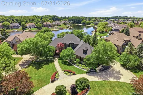8714 Stoney Creek Dr, Green Oak, MI 48178