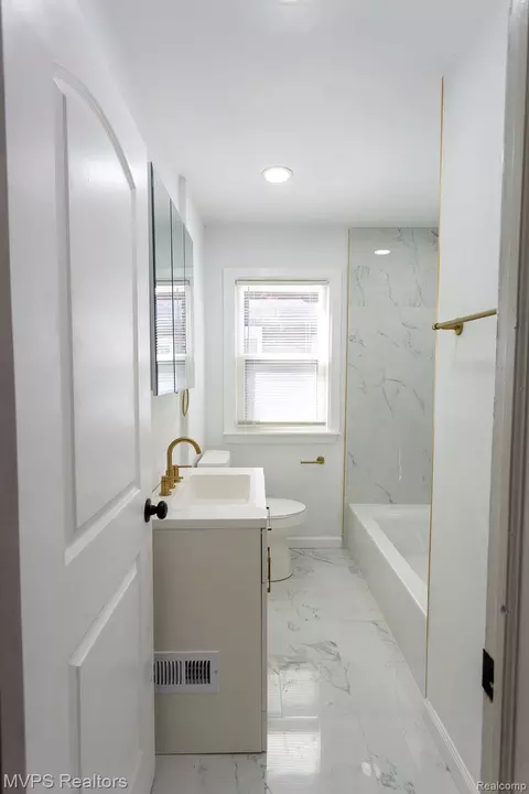 Bath - 21737 Mccormick St, Grosse Pointe, MI 48236 photo 1 of 1