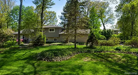 6746 Chatsworth Dr, Shelby Township, MI 48316