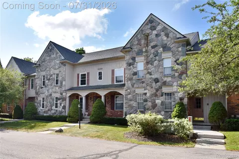 1635 Huntington Park #A, Rochester Hills, MI 48309