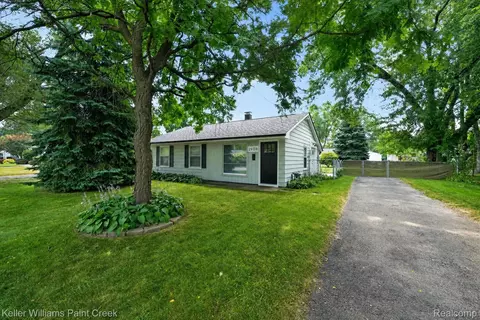 2908 Edna Jane Dr, Auburn Hills, MI 48326