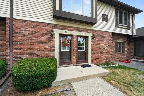 2321 London Bridge Dr #22, Rochester Hills, MI 48307
