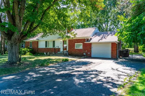 42471 Utica Rd, Sterling Heights, MI 48314