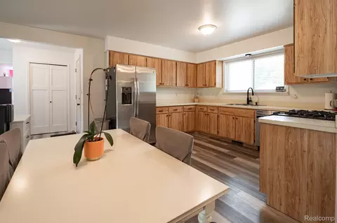 Kitchen - 4792 Broadway St, Commerce, MI 48382 photo 1 of 2