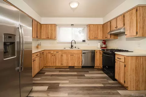 Kitchen - 4792 Broadway St, Commerce, MI 48382 photo 2 of 2