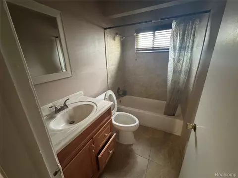 Bath - 28653 Gilbert Dr, Warren, MI 48093 photo 2 of 2