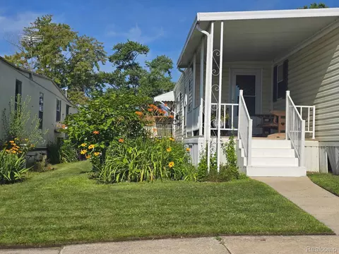 211 Pinewood Dr, White Lake, MI 48386