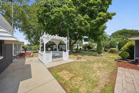 Exterior - 32504 Wareham Dr, Warren, MI 48092 photo 4 of 5