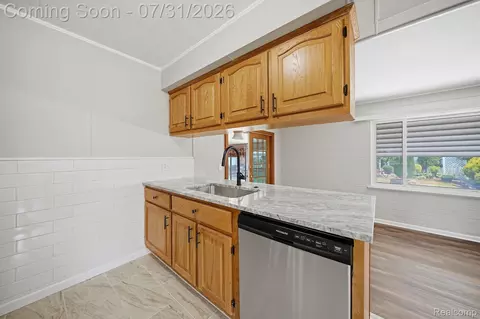 Kitchen - 32504 Wareham Dr, Warren, MI 48092 photo 4 of 5