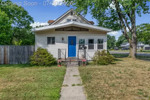 19485 Eastwood Dr, Harper Woods, MI 48225