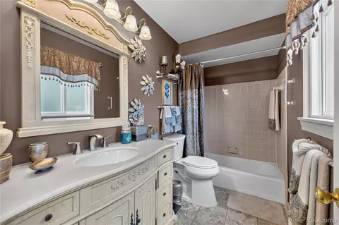 Bath - 14246 Williamsburg Dr, Riverview, MI 48193 photo 2 of 2