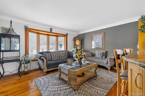 Living - 14246 Williamsburg Dr, Riverview, MI 48193 photo 2 of 6