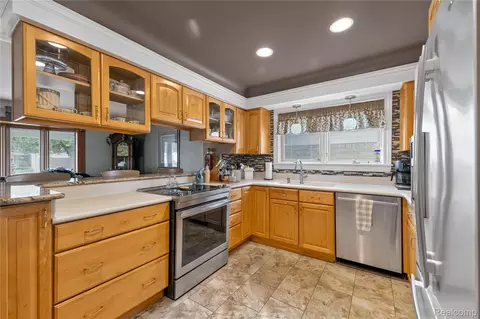 Kitchen - 14246 Williamsburg Dr, Riverview, MI 48193 photo 4 of 5