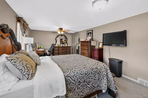 Bedroom - 14246 Williamsburg Dr, Riverview, MI 48193 photo 2 of 5